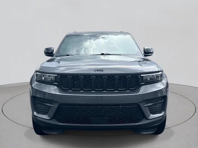 Used 2024 Gray Jeep Altitude image 31