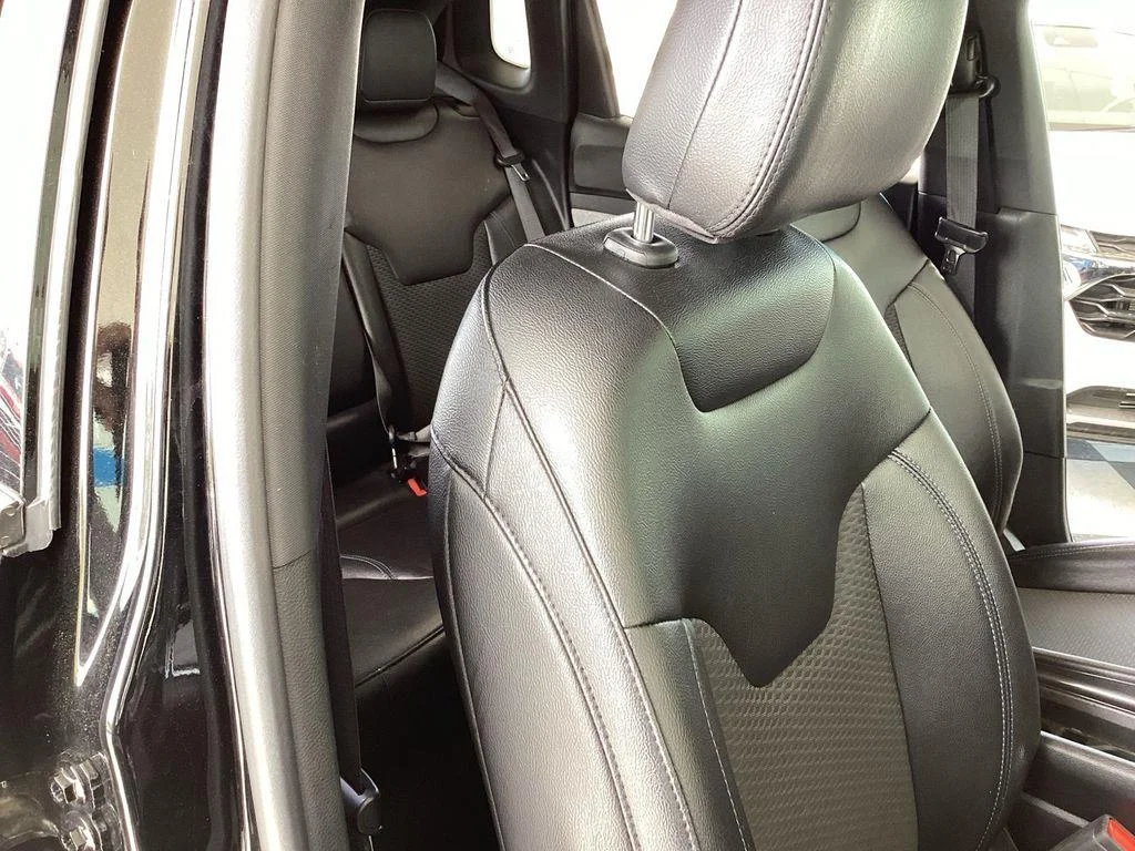Used 2024 Diamond Black Crystal Pearlcoat Jeep Latitude image 16