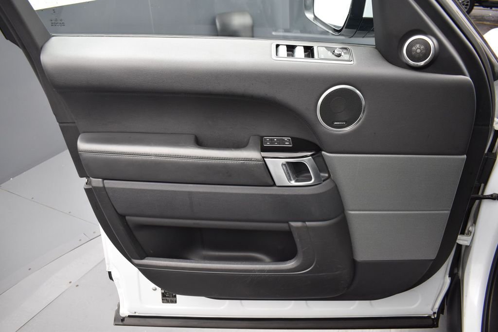 Used 2019 White Land Rover HSE image 10