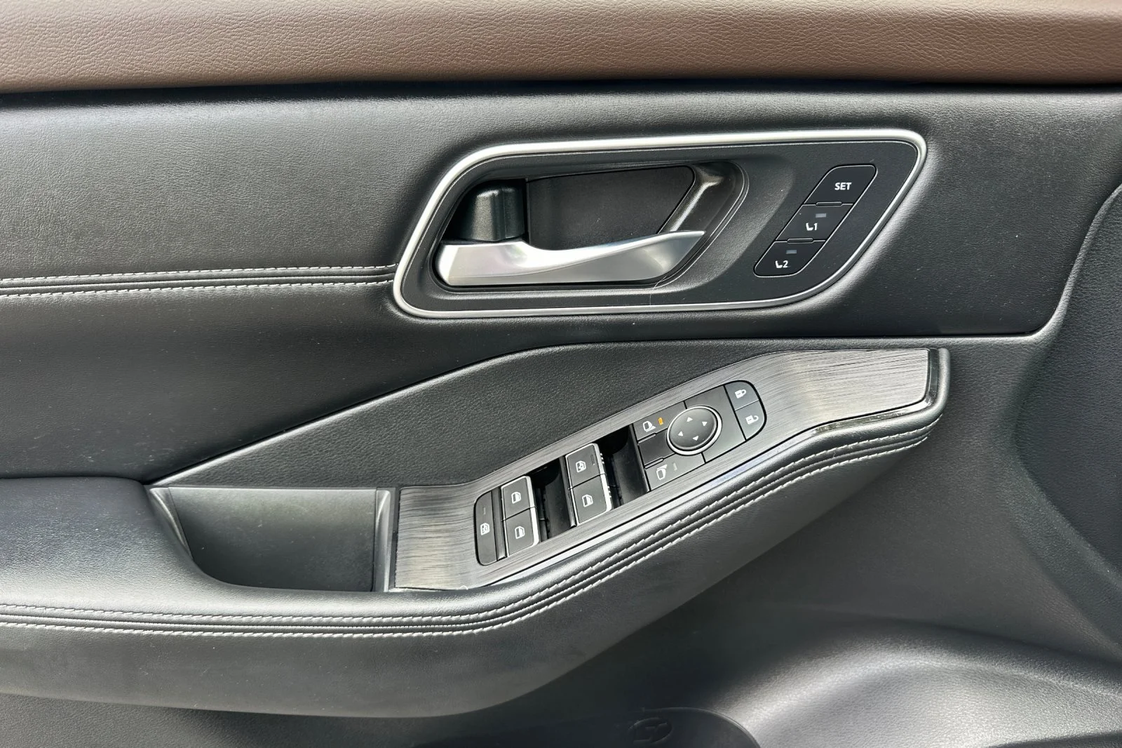 Used 2023 Gray Nissan Platinum image 10