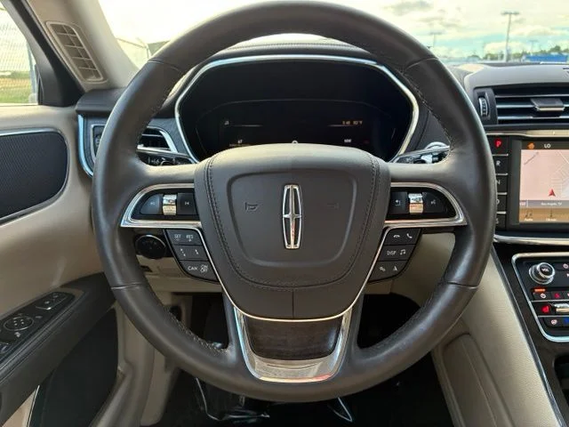 Used 2019 White Platinum Clearcoat Metallic Lincoln Select image 12