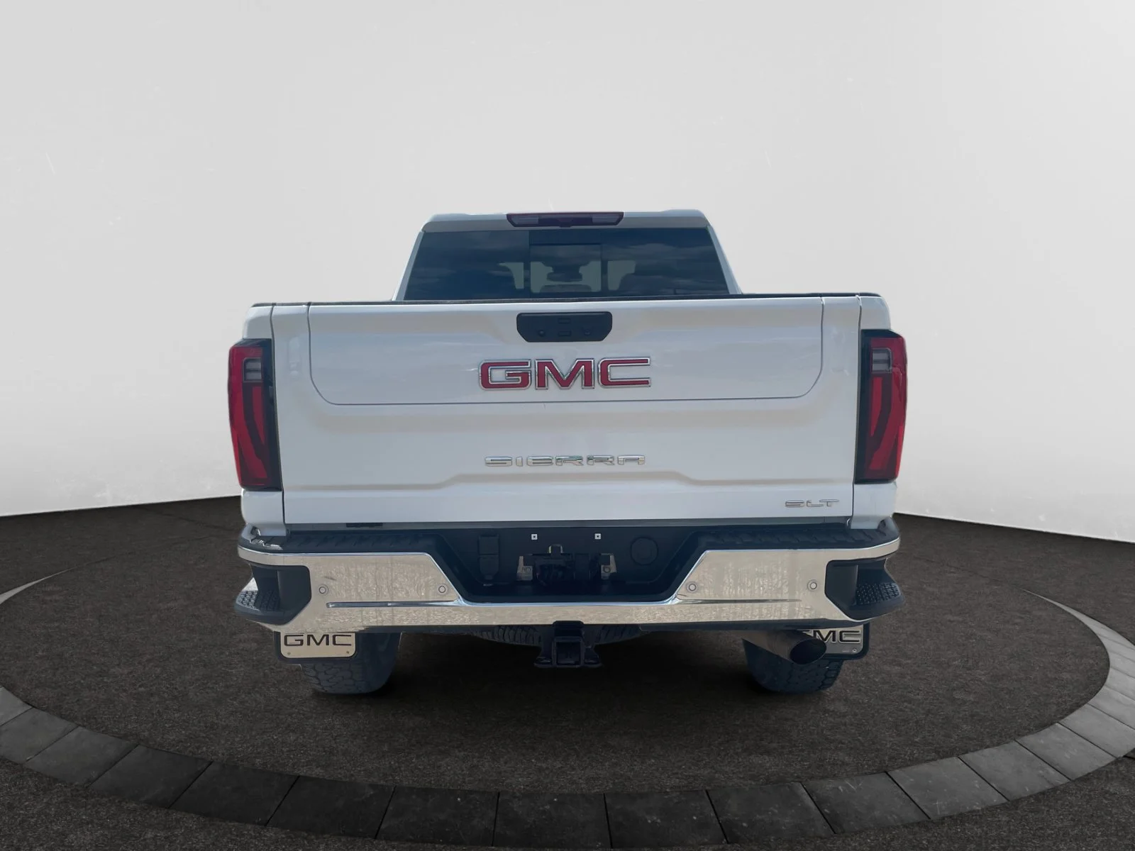Used 2025 White GMC SLT Crew Leather 5th Wheel Prep Package image 4