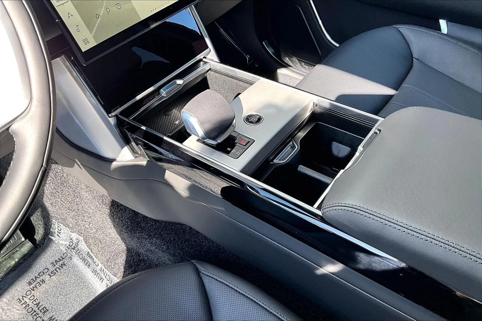New 2026 Eiger Grey Land Rover SE image 8