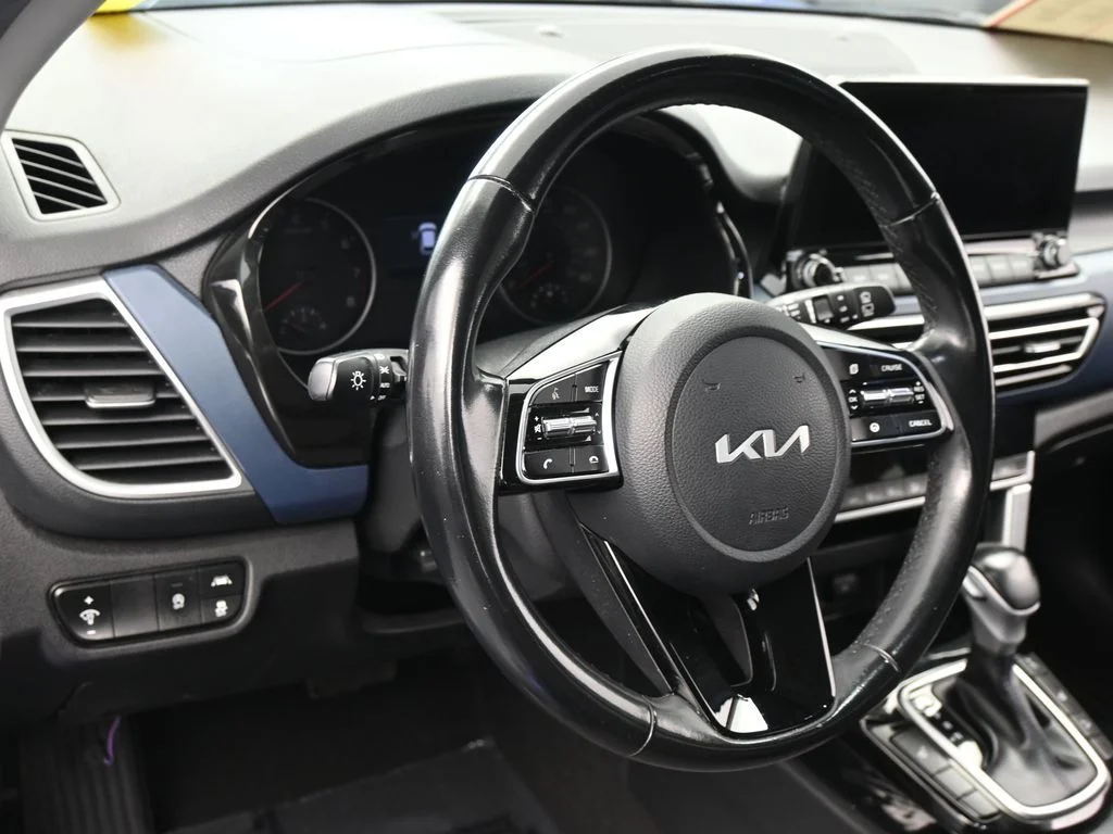 Used 2022 Neptune Blue Kia Nightfall image 13