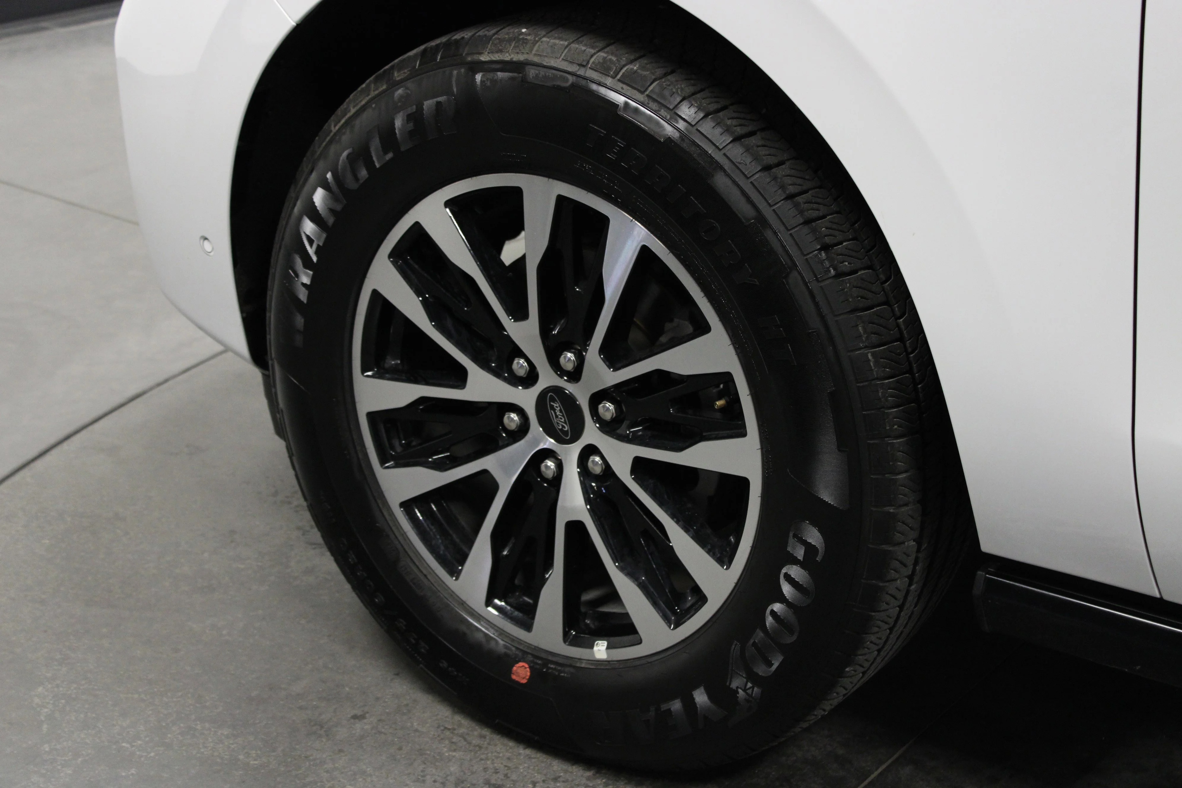 Used 2025 Oxford White Ford Platinum image 10