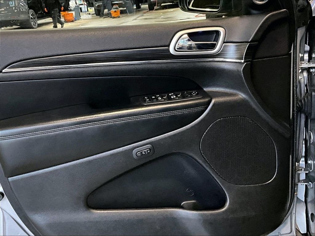 Used 2020 Silver Jeep Limited image 9