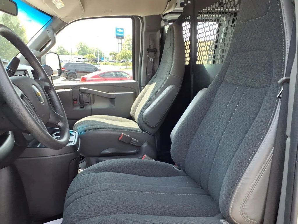 Used 2025 White Chevrolet Work Van image 17