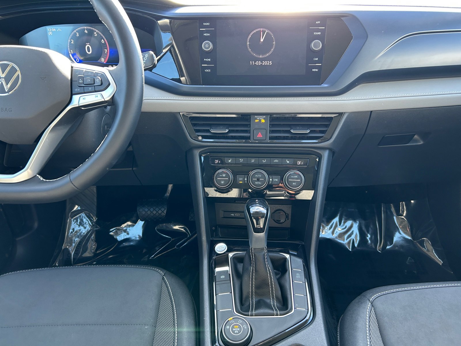 2024 Volkswagen Taos SE photo 4