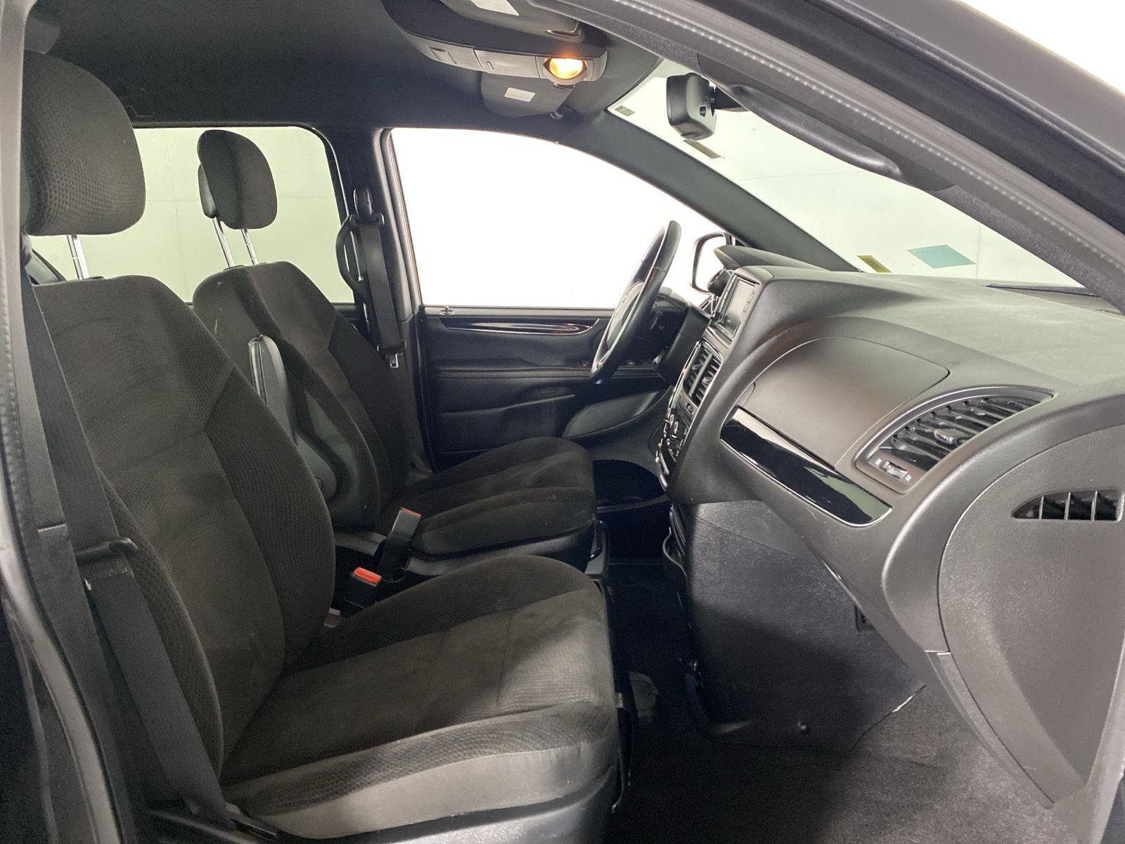 Used 2018 Black Onyx Crystal Pearlcoat Dodge SE Plus image 24