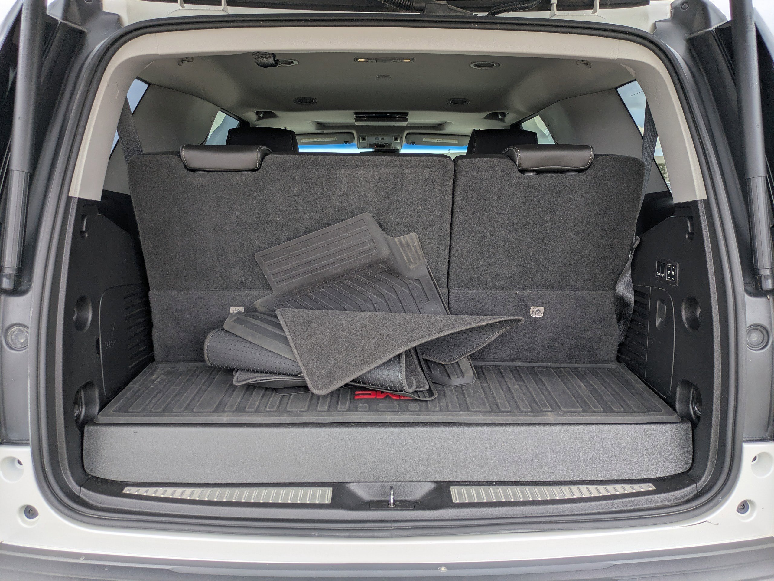 Used 2018 White Frost Tricoat GMC Denali image 13