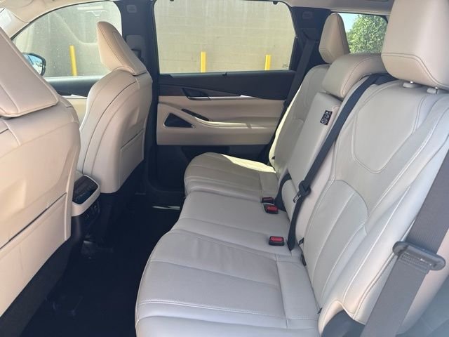 Used 2023 White INFINITI Sensory image 7