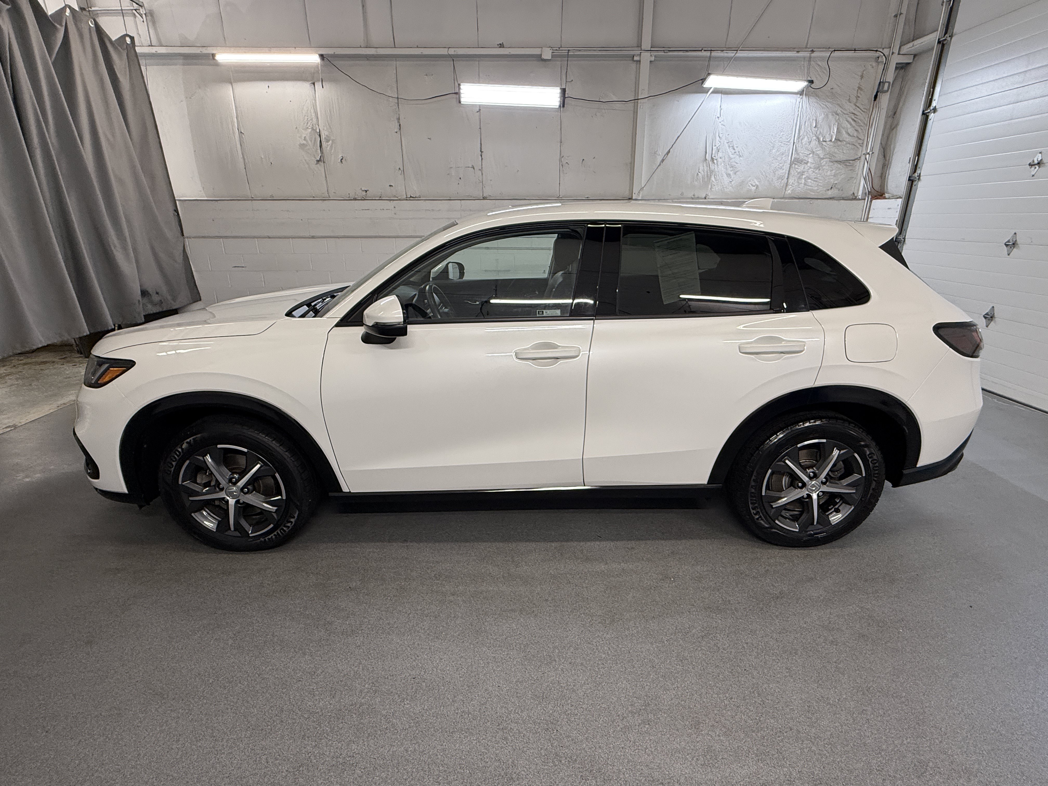 Used 2023 Platinum White Pearl Honda EX-L image 5