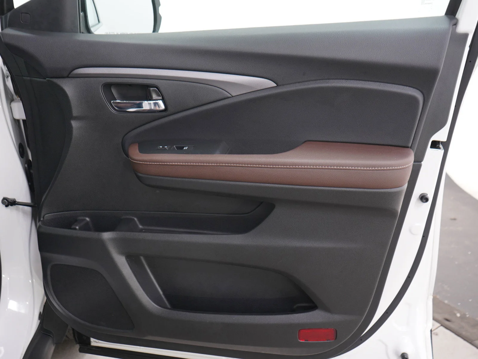 Used 2025 White Honda ridgeline image 12