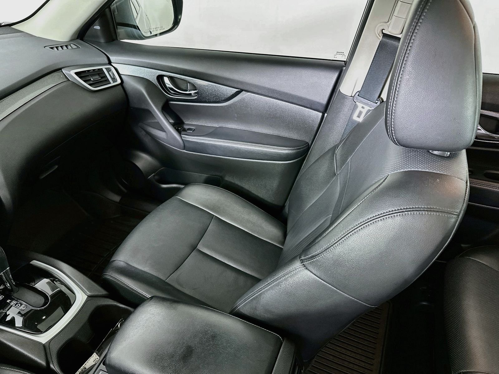 Used 2015 Gun Metallic Nissan SL image 25