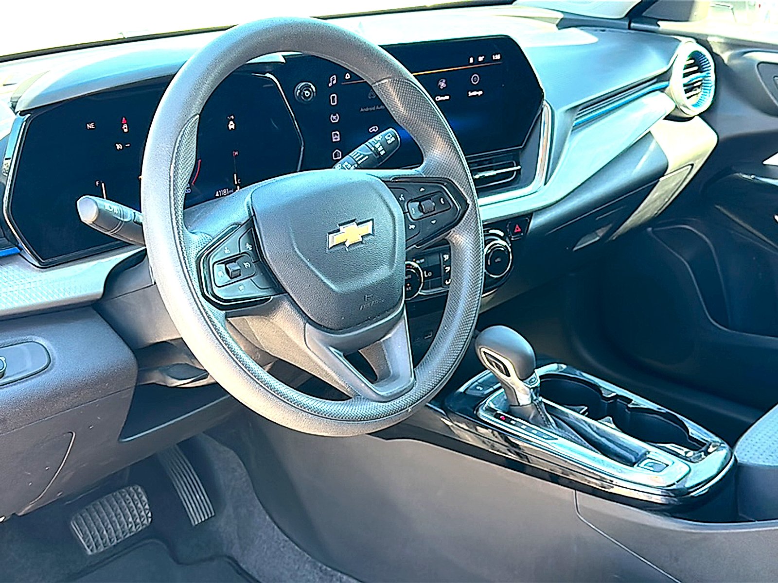 Used 2025 Summit White Chevrolet FWD LT image 12