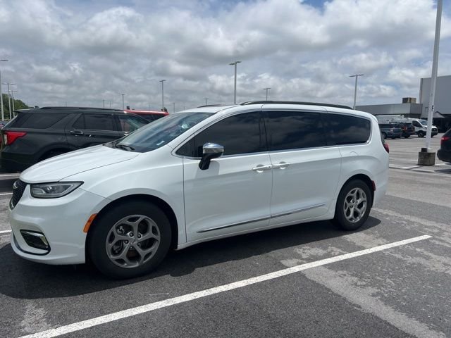 2023 Chrysler Pacifica Limited's photo