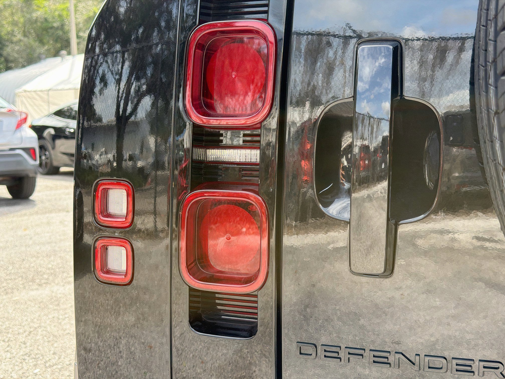 Used 2025 Santorini Black Metallic Land Rover S image 10