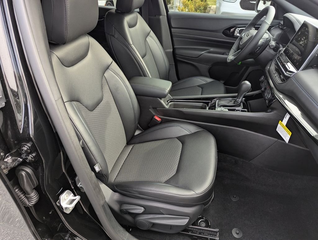 New 2026 Diamond Black Crystal Pearl-Coat Exterior Paint Jeep Latitude image 34