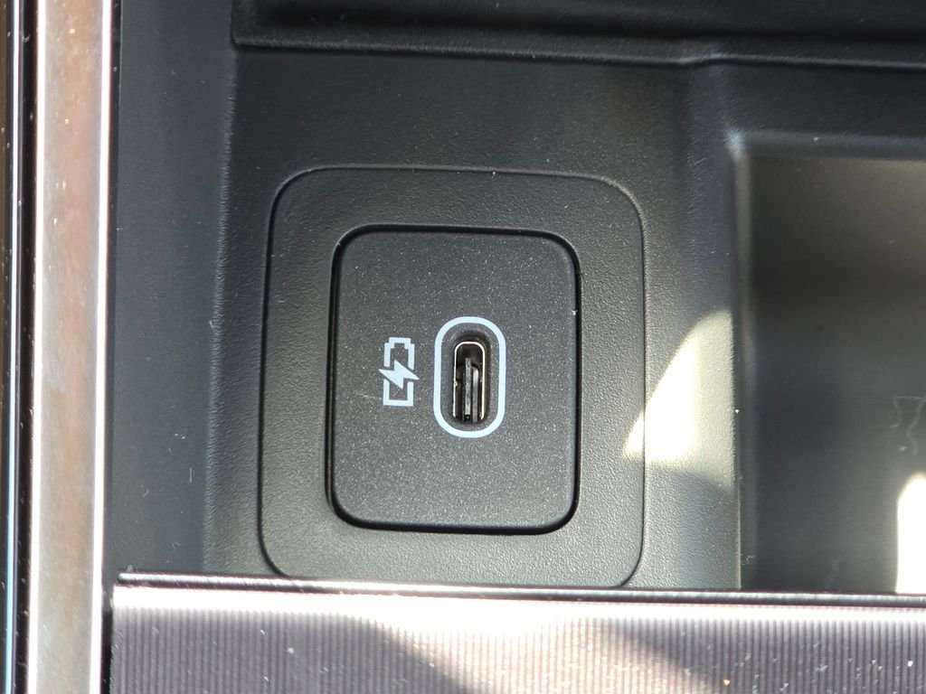 New 2026 Fuji White Land Rover Dynamic se image 19