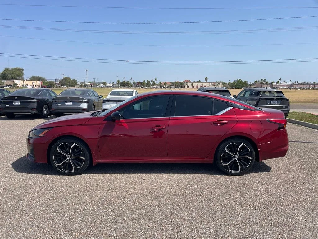 Used 2024 Red Nissan 2.5 SR image 4