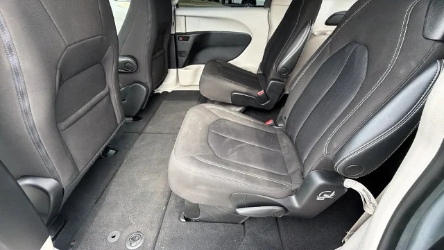Used 2023 Silver Mist Clearcoat Chrysler LX image 13