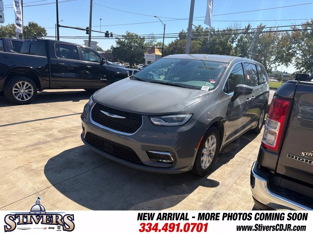 Used 2023 White Chrysler Touring L image 6