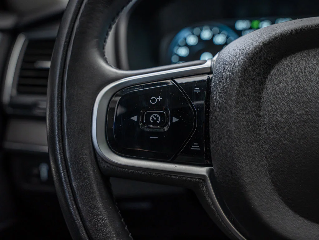 Used 2020 Onyx Black Metallic Volvo T6 Momentum image 29