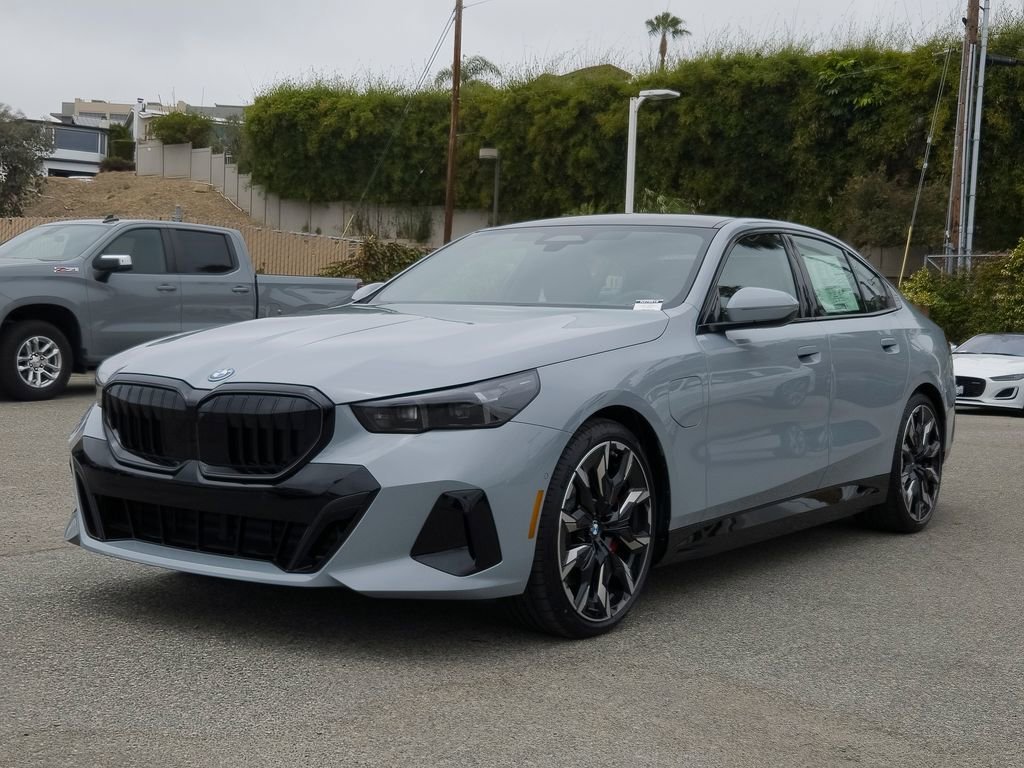 New 2027 Brooklyn Grey Metallic BMW 550e xDrive image 2