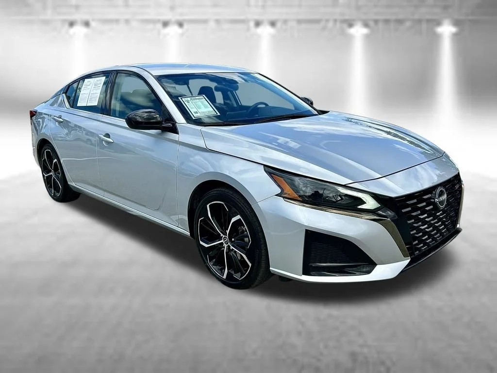 Used 2025 Brilliant Silver Metallic Nissan 2.5 SR image 3