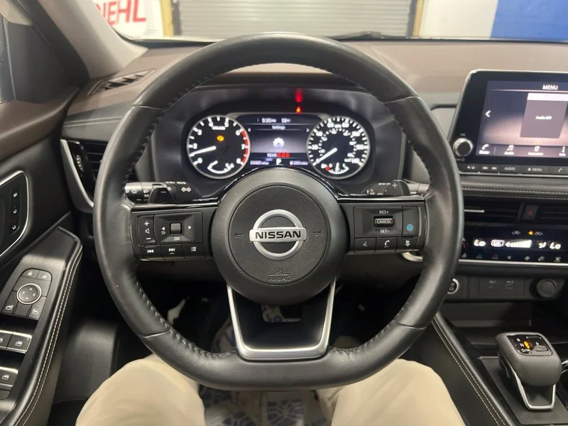 Used 2021 White Nissan SL image 25
