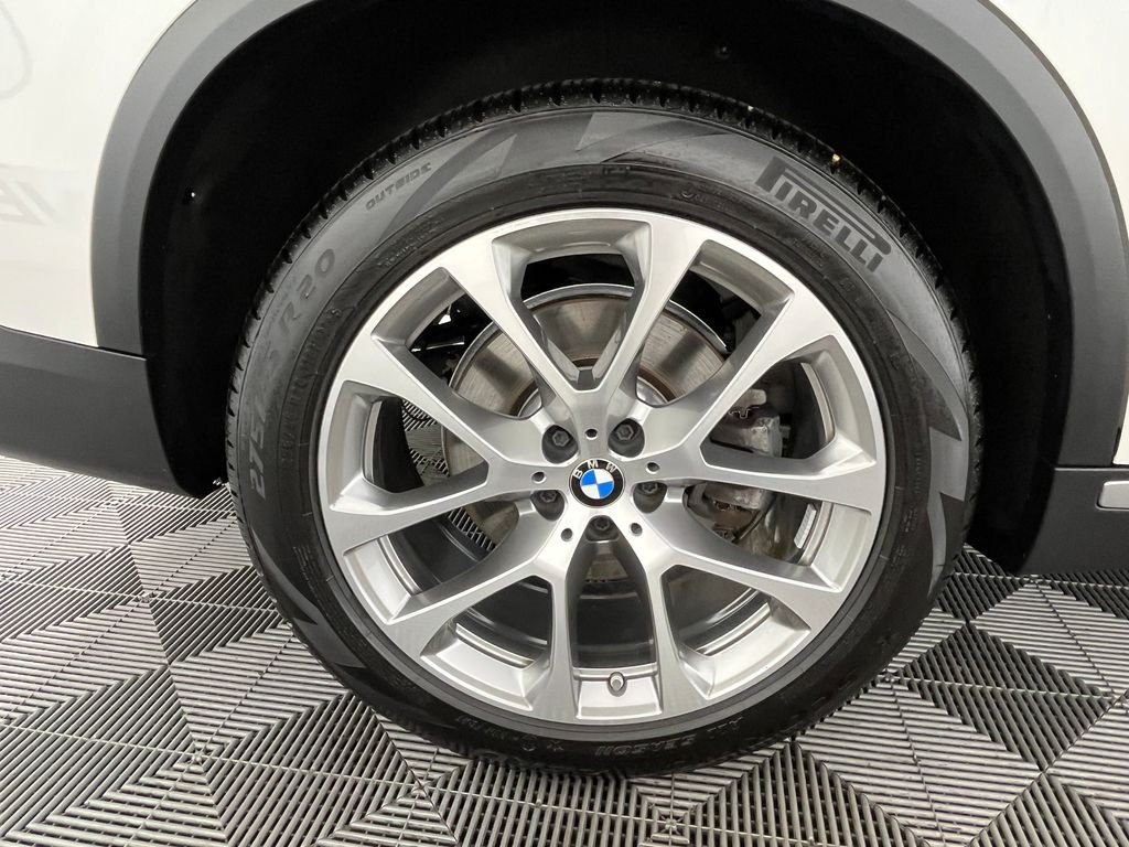 Used 2024 White BMW xDrive40i image 17