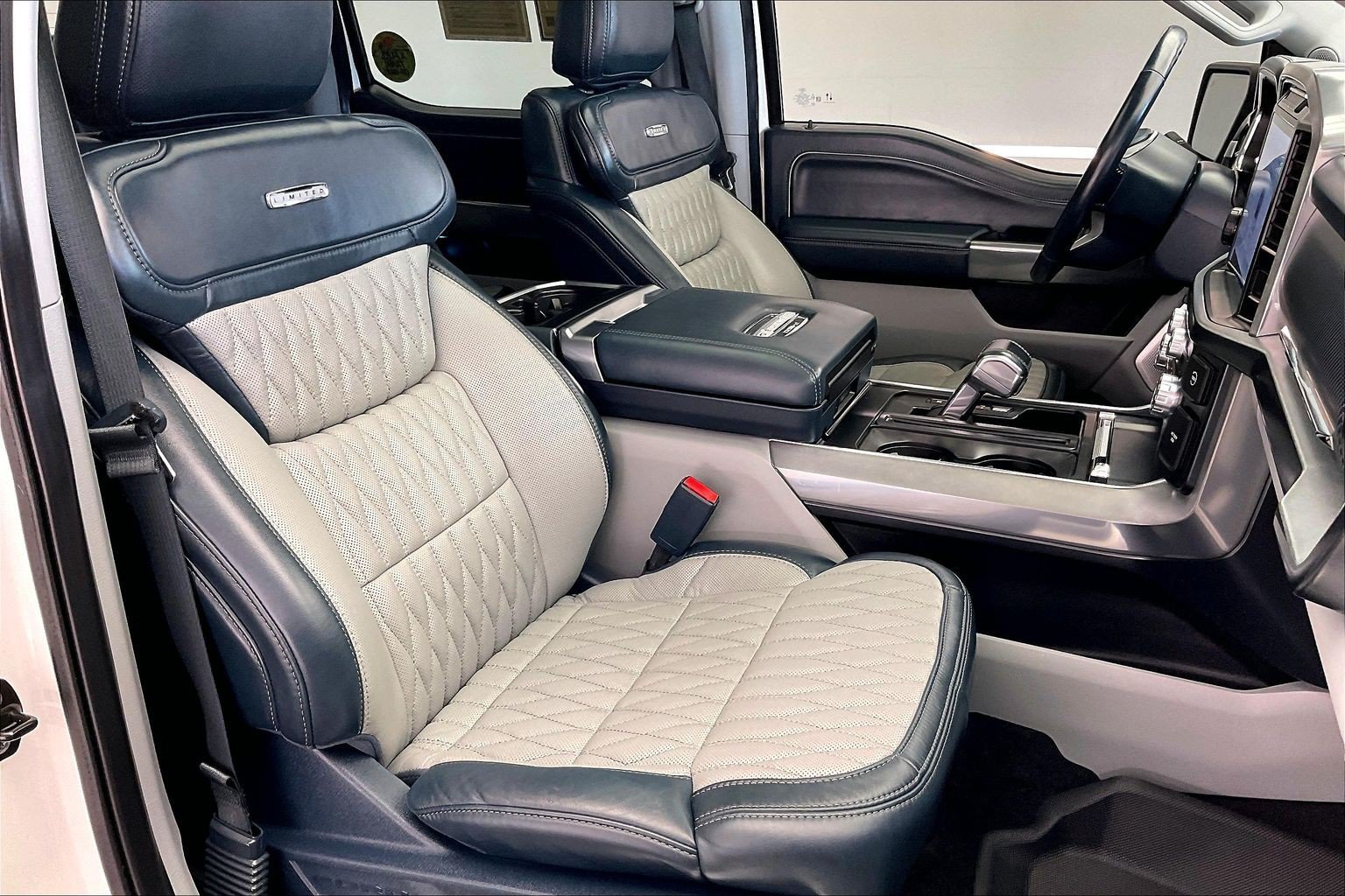 Used 2021 White Ford Limited image 6