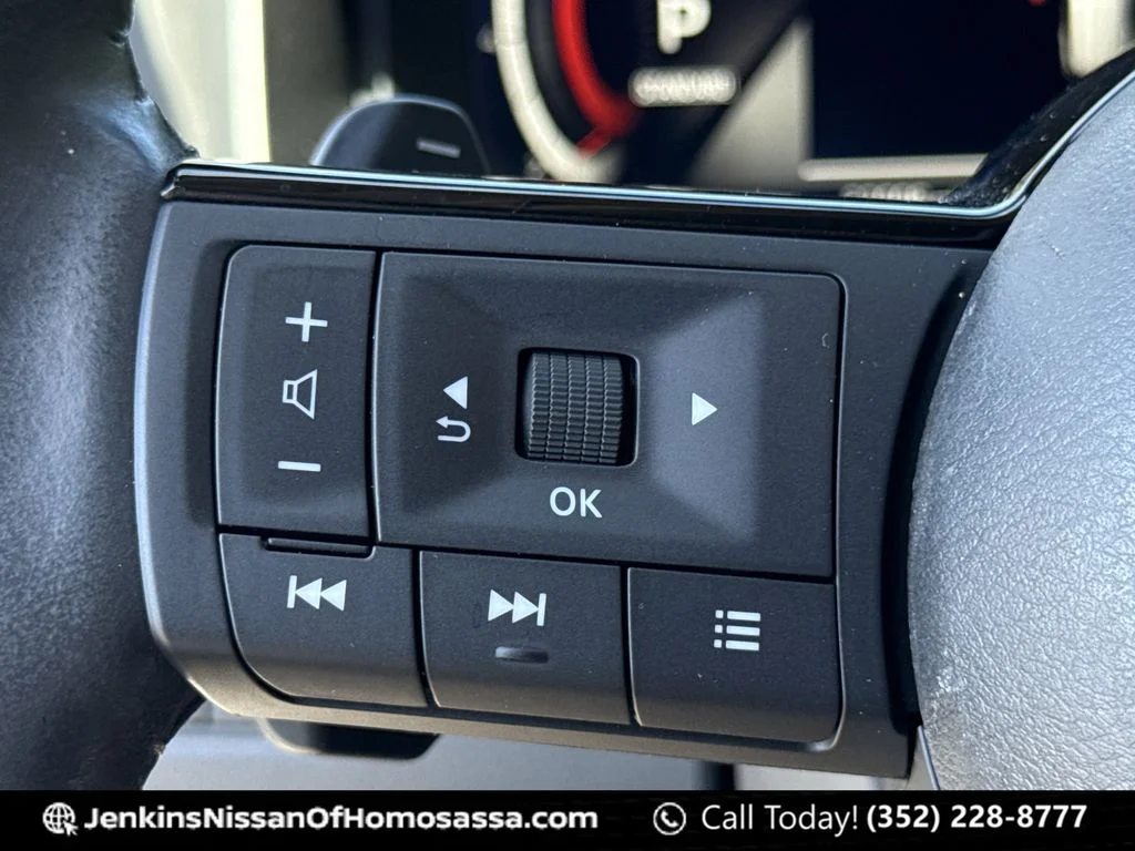 Used 2021 Silver Nissan Platinum image 43
