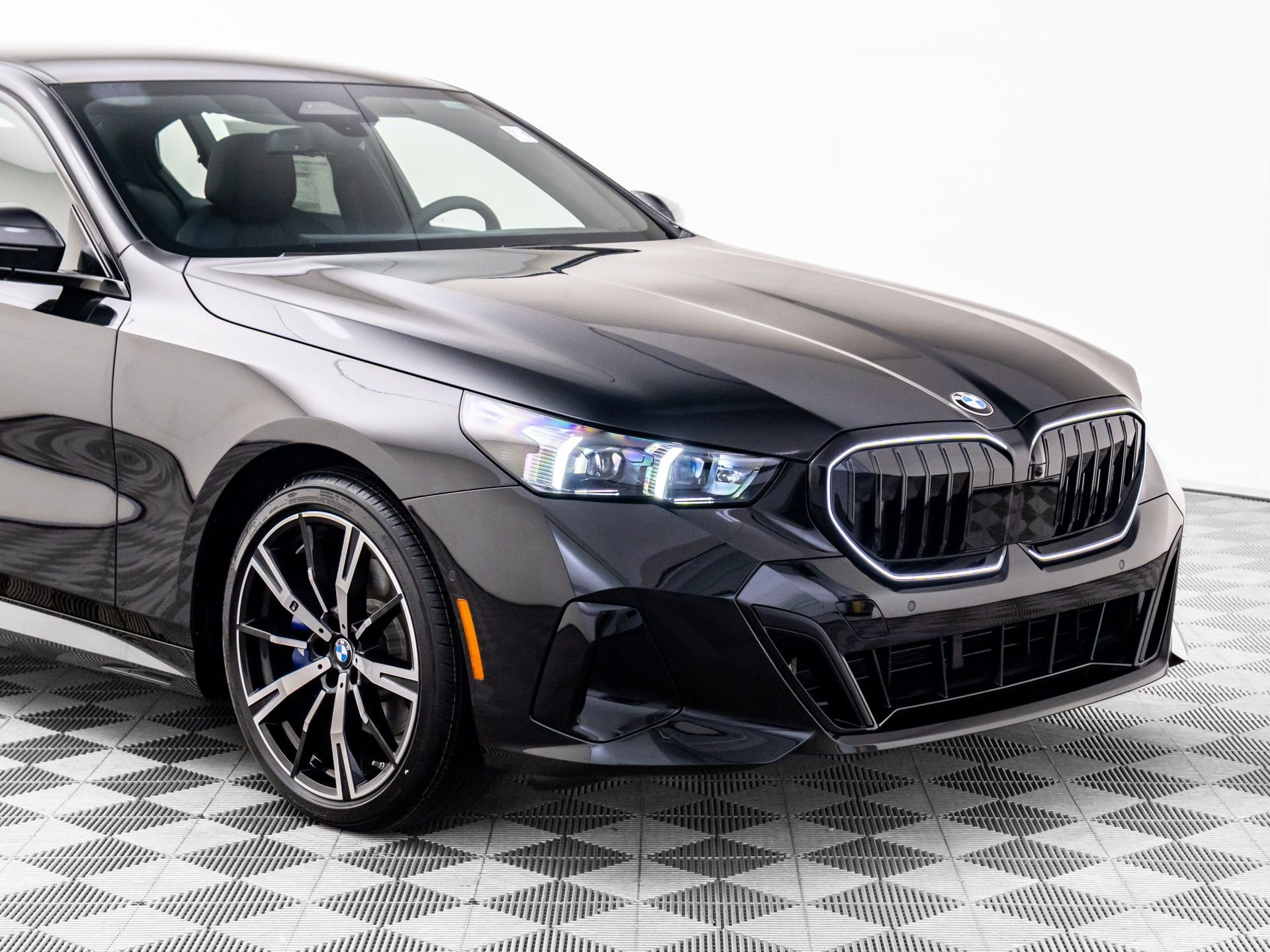 New 2026 Black Sapphire Metallic BMW 530i xDrive image 35