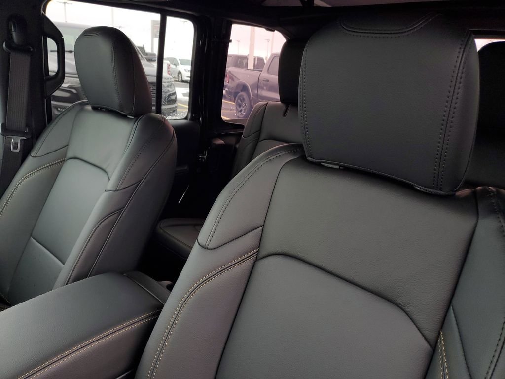 New 2026 Black Clear-Coat Exterior Paint Jeep Sahara image 17