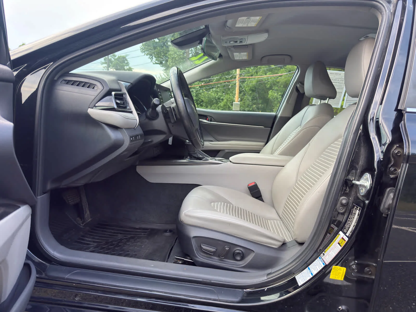 Used 2022 Midnight Black Metallic Toyota SE image 13