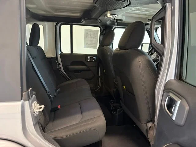 Used 2020 Silver Jeep Unlimited Sahara image 34