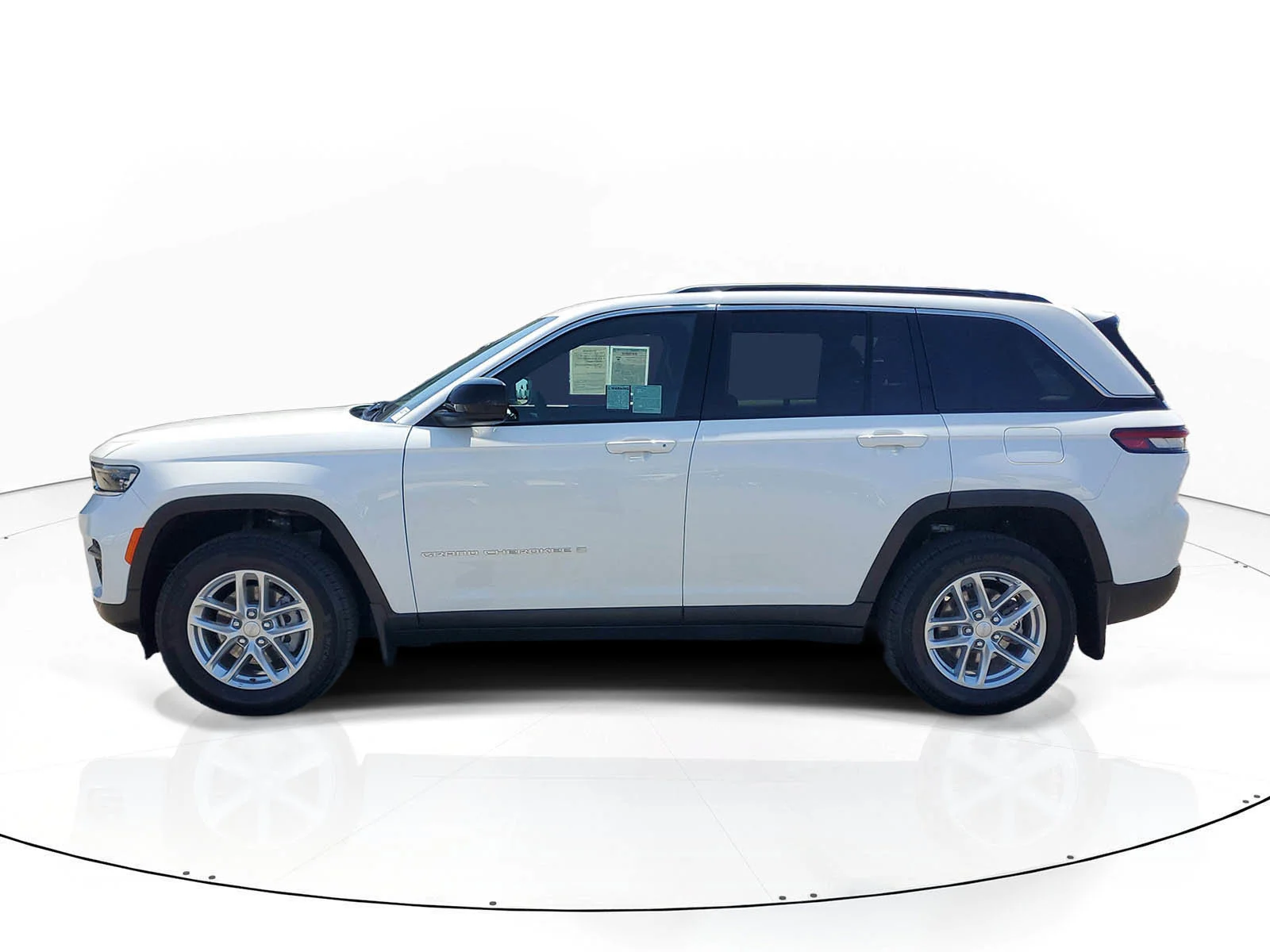 Used 2025 White Jeep Laredo X image 7