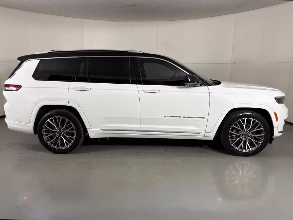 Used 2023 White Jeep Summit image 9