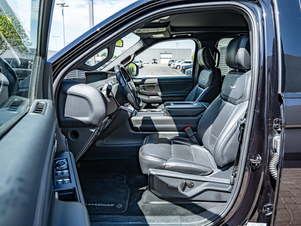 Used 2025 Black Ford Platinum image 31
