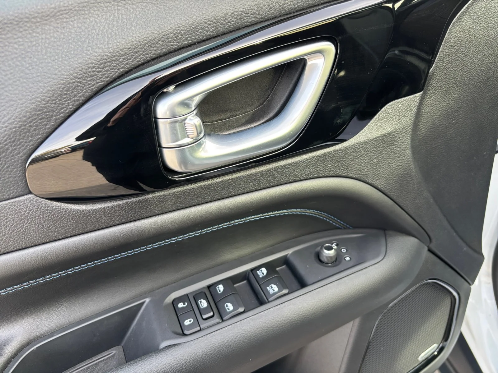 New 2026 Bright White Jeep North Altitude* 4x4, Pano Sunroof, Heated Seats, Wireless Charging Pad image 11