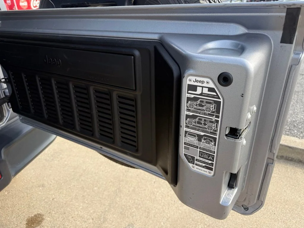 Used 2020 Silver Jeep Unlimited Sahara image 27