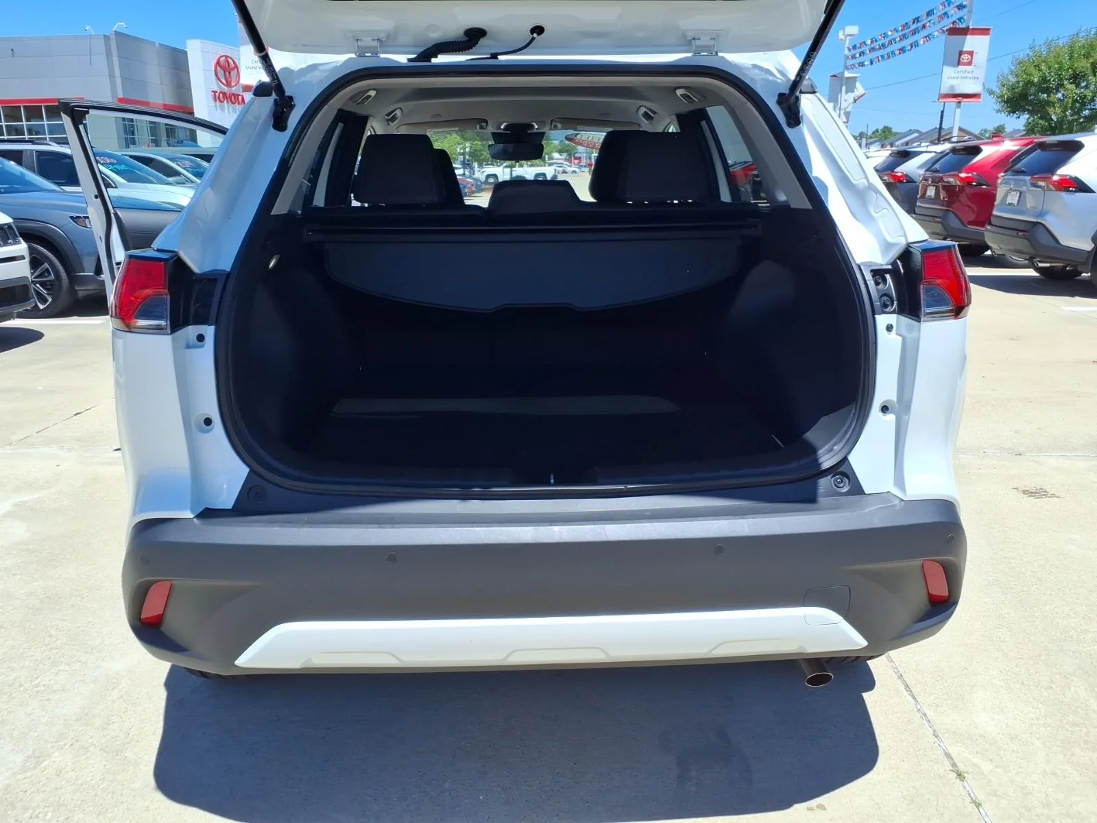 2025 Toyota Corolla Cross XLE - Photo 17