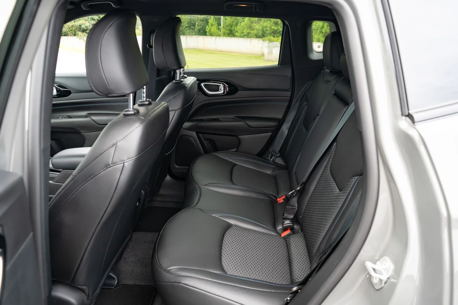 New 2026 Sting-Gray Clear-Coat Exterior Paint Jeep Latitude image 18