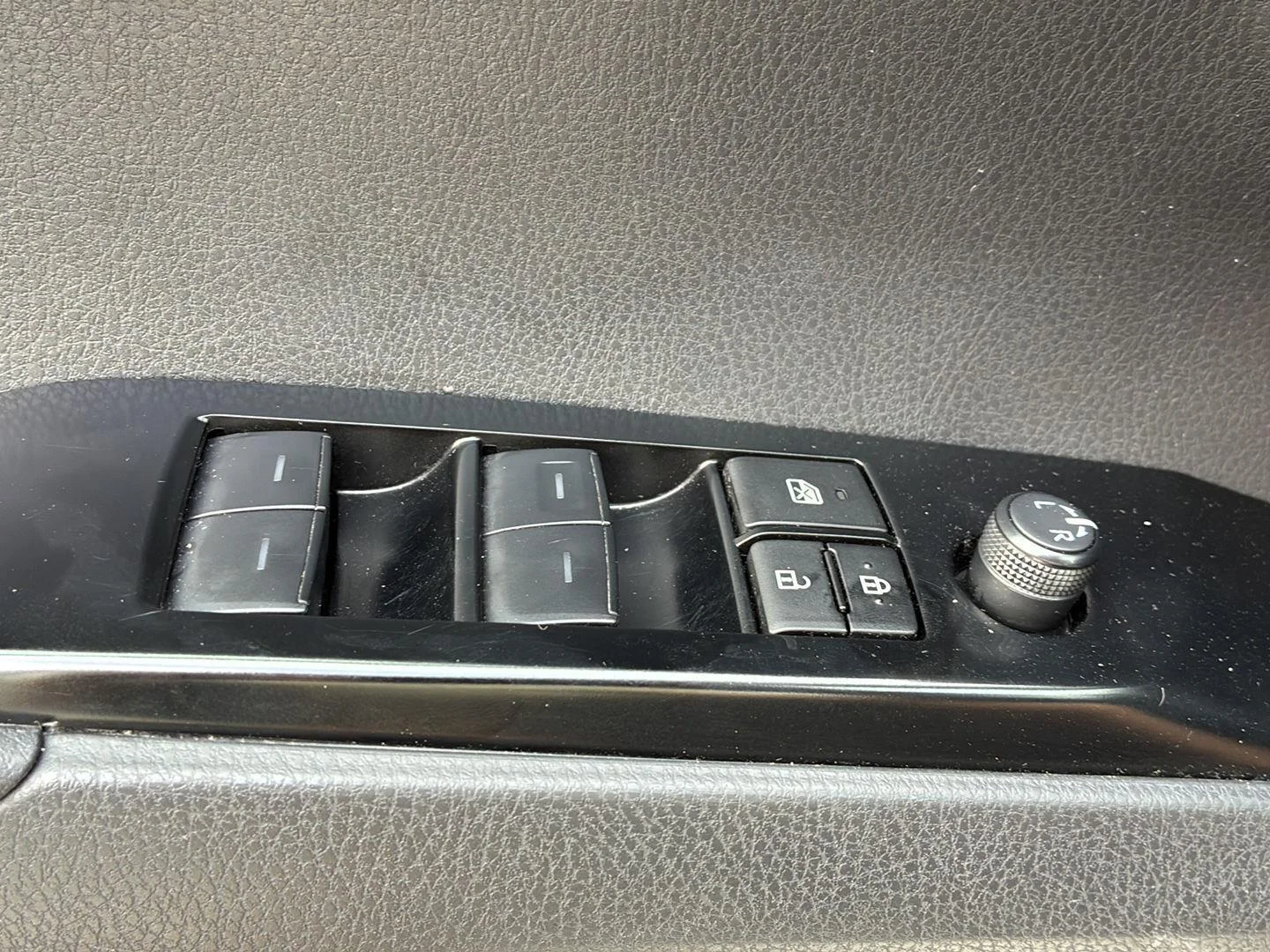 Used 2025 Ice Toyota XSE image 18