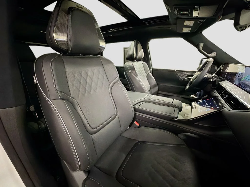 New 2026 White / Black INFINITI AUTOGRAPH image 31