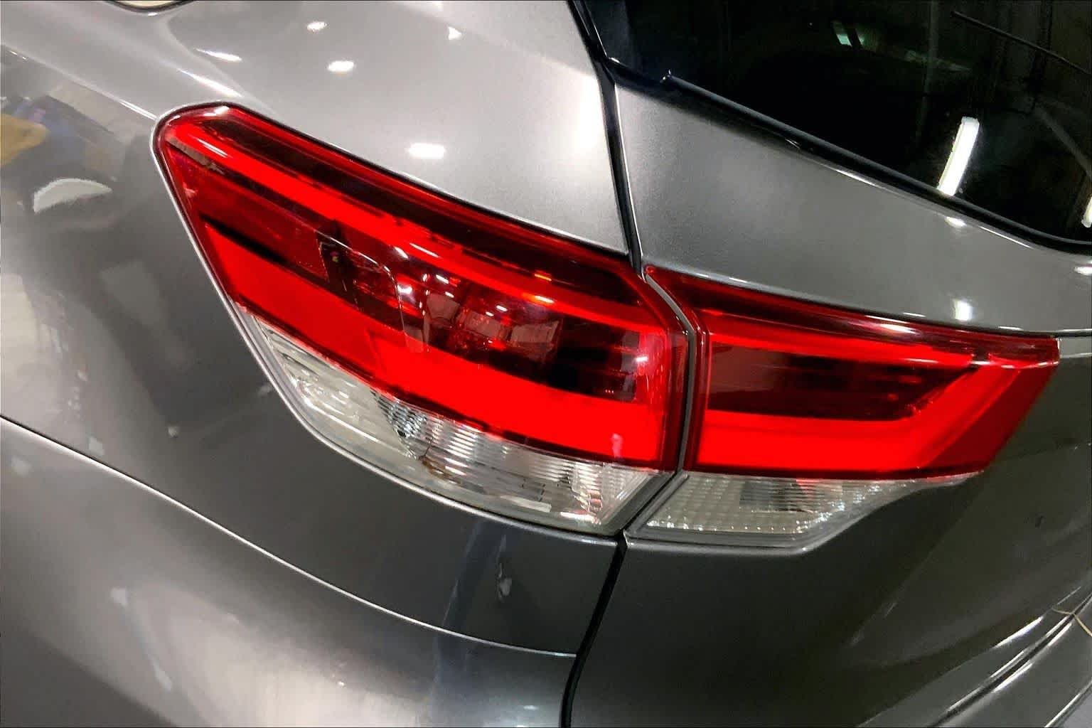 Used 2018 Predawn Gray Mica Toyota XLE image 29