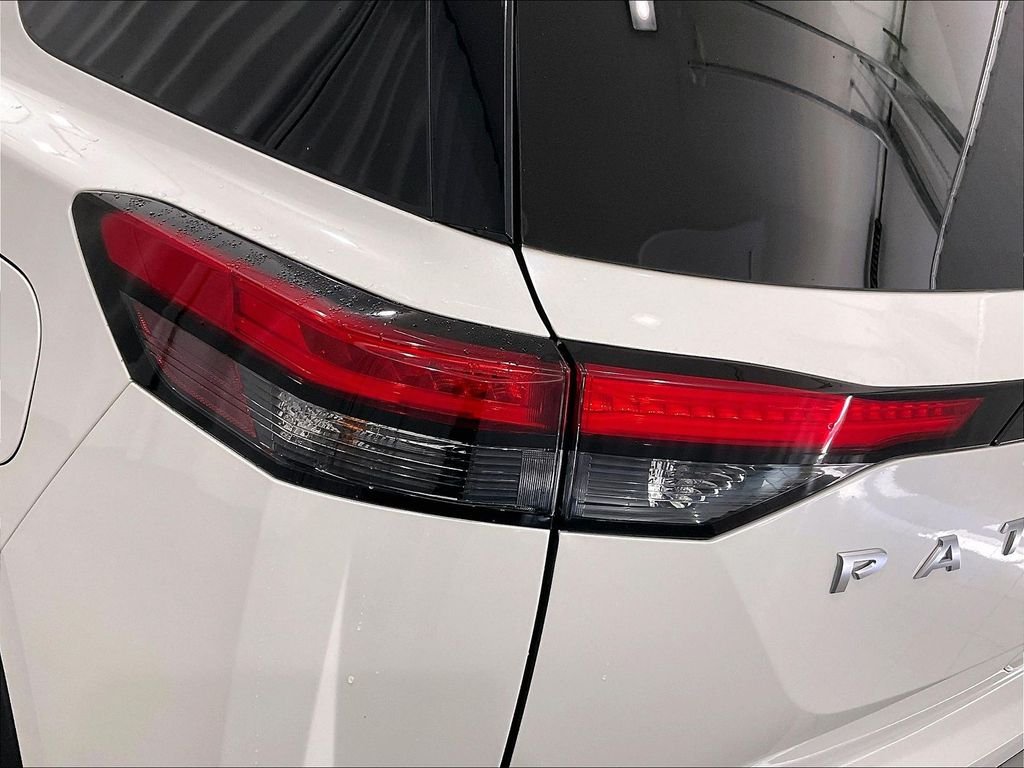 Used 2024 Pearl White Tricoat Nissan SL image 34