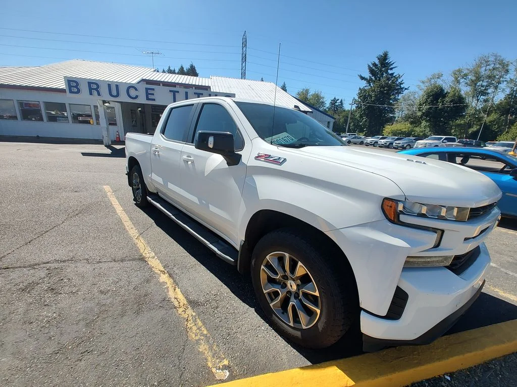 Used 2020  Chevrolet RST image 2