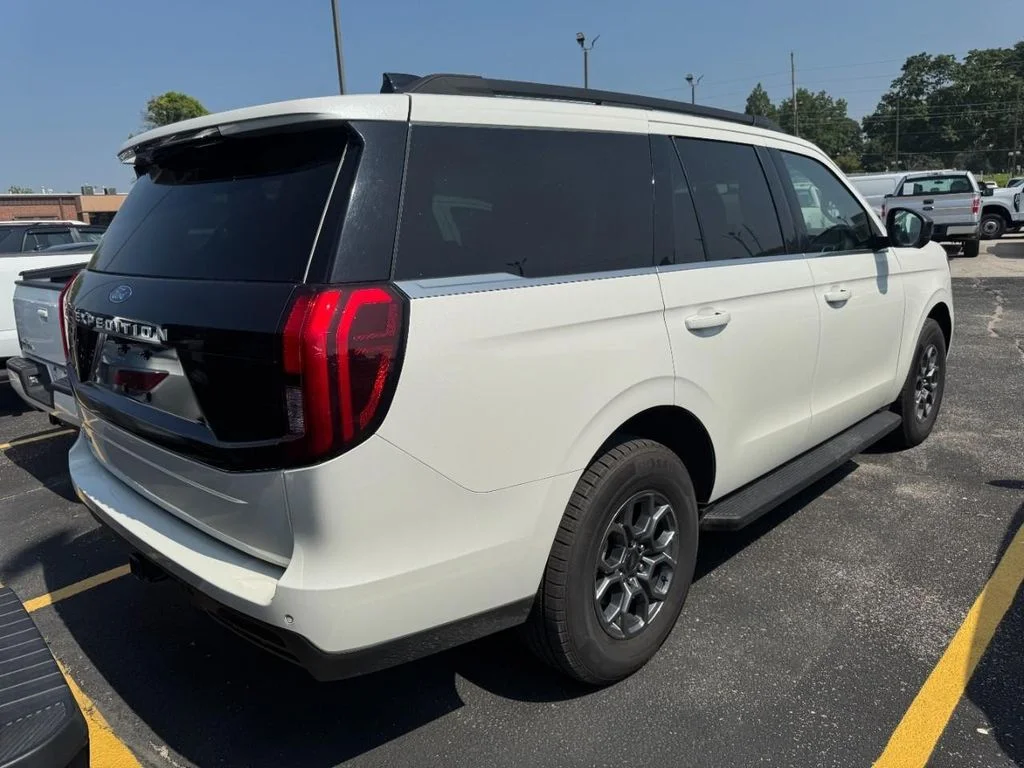 Used 2025 Oxford White Ford Active image 10
